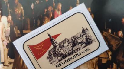 Bild: mp
Der Aufkleber für Neunburg zeigt eine Ansicht der Stadtsilhouette und eine Fahne mit dem Kelch, dem Symbol der Hussiten.