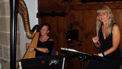 Bild: e
Sängerin Christa Summerer und Harfenistin Barbara Regnat im Theuerner Schloss.