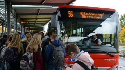 Archivbild: Petra Hartl
Am Dienstag beginnt das neue Schuljahr und das Gedränge im Schulbus. Die Grünen im Kreistag werfen jetzt die Frage nach dem Hygienekonzept bei der Busbeförderung auf (Das Foto entstand vor der Pandemie).
