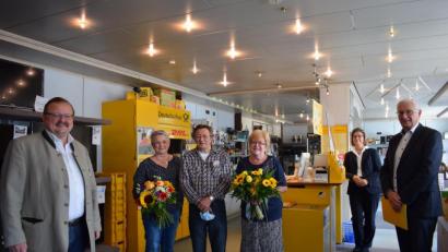 Bild: szl
Seit 20 Jahren gibt es die Postfiliale im Elektrofachgeschäft TV-Hifi Härtl in Bärnau. Im Bild: (von links) Bürgermeister Alfred Stier, Mitarbeiterin Gerlinde Lode, Geschäftsinhaber Edwin Härtl und Ehefrau Irene Härtl sowie Elke Frinzel und Helmut Muhr von der Deutschen Post AG.
