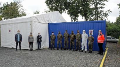 Bild: Christine Hollederer/exb
Es kann losgehen! Das Bayerische Rote Kreuz und die Bundeswehr stehen bereit und haben im Testzentrum der Stadt Amberg und des Landkreises Amberg-Sulzbach den Betrieb aufgenommen. Rainer Schmid, Laura Hofmann und Elisabeth Keck (v.li.) hatten dafür in den vergangenen Wochen in der Koordinierungsgruppe alles intensiv vorbereitet.