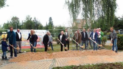 Bild: br
Jetzt wird kräftig in die Hände gespuckt, hieß es beim Spatenstich zum Erweiterungsbau des Kindergartens am Birkenweg um eine Kinderkrippengruppe. Unser Bild zeigt mit Spaten (von links) Christian Ohlraun (Vorsitzender des Kindergartenelternbeirates), Daniela Veigl (Leiterin des Kindergartens), Pfarrer Dirk Grafe (Vorsitzender des Diakonievereins), Bürgermeister Christian Porsch, Diplom-Ingenieur Franc Dierl, Thomas Schneider (Bauamtsleiter der Gemeinde) und Thorsten Rupprecht (Juniorchef der gleichnamigen Baufirma in Marktredwitz).