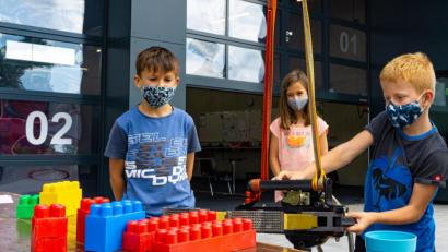 Bild: Johannes Werner/exb
Die Feuerwehr Tirschenreuth lud die Kinder beim Ferienprogramm zu einem vielseitigen Nachmittag ein. Ihr Geschick mit dem Rettungsspreizer durften sie etwa beim Umlagern von großen Lego-Bausteinen beweisen.