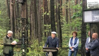 Bild: Hirsch
Der Schwandorfer Altlandrat Hans Schuierer (am Rednerpult) ermutigt die Oberpfälzer Landwirte, sich gegen die Diffamierungen zur Wehr zu setzen.