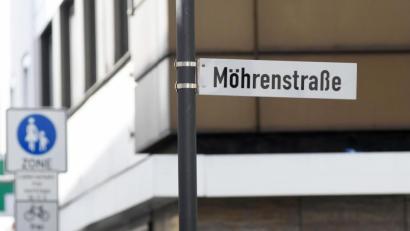 Bild: Gabi Schönberger
Unbekannte haben die Mohrenstraße umbenannt: in "Möhrenstraße".