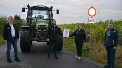 Bild: jr
Mit einem eigens herausgebrachten Flyer wollen die Landwirte um gegenseitige Rücksichtnahme werben. BBV-Geschäftsführer Ulrich Härtl, Kreisobmann Ely Eibisch, Kreisbäuerin Irmgard Zintl und stellvertretender BBV-Kreisobmann Martin Zintl (von links) stellten die Aktion vor.