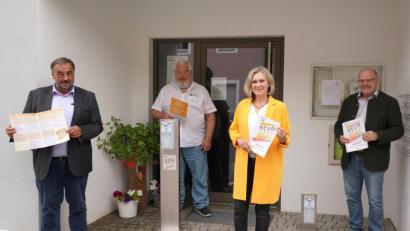 Bild: fvo
Bürgermeister Josef Beimler, Nikolaus Globisch, NEUN2727-Koordinatorin Doris Völkl und Johannes Weig (von links) stellen den druckfrischen neuen NEUN2727-Programmflyer vor