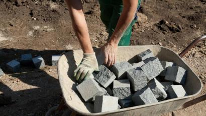 Bild: dpa/Kai Remmers
Nicht nur Pflastersteine sind während der Coronapandemie eine gefragte Ware. Auch andere Baustoffe kauften Privatpersonen in diesem Jahr überproportional oft.