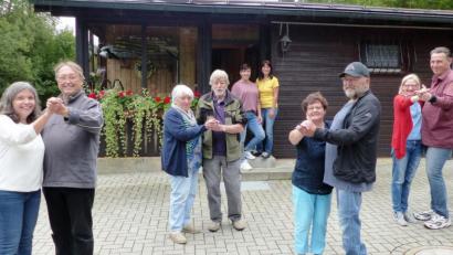 Bild: jp
Um die eigene Beweglichkeit zu testen- wagten mutige „Roadrunner“ ein paar Tanzschritte mit ihren Tanzpartnern- um für den geplanten Schnuppertanzkurs bereit zu sein. Die beiden Betreuerinnen v.li Swetlana Krämer und Inge Vogl im Hintergrund beobachteten die Anstrengungen