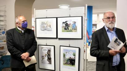 Bild: usc
Georg Franz Fröhler, Vorsitzender des Hospizvereins Amberg (links), hatte zur Vernissage der Karikaturenausstellung, den Amberger Poeten und Liedermacher Peter Seidl (rechts) eingeladen. Seine Lesung aus der Sammlung „Wenn die Tage kürzer werden“ sollte die Besucher zum Nachdenken anregen.