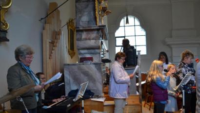 Bild: gi
Coronabedingt in kleiner Besetzung wurde die letzte Pilgermesse mit Pfarrer Josef Most in der Wieskirche zum Abschied von den Kirchenmäusen, Veeh-Harfen, Sängerinnen und Instrumentalisten unter der Leitung von Petra Zielbauer (Zweite von rechts) mit gestaltet.