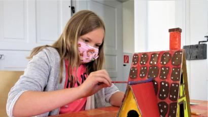 Bild: ubb
Hexchenhäuschen in sämtlichen möglichen Varianten von klassisch bis modern bauten im Museumsquartier zehn Buben und Mädchen, die um Ferienprogramm gekommen waren. Die zehnjährige Madgalena hat ein besonders schönes Exemplar fertiggestellt.