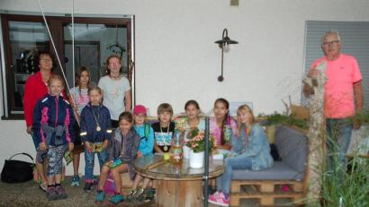 Bild: exb
Weil ein Platzregen einsetzte, mussten die Kinder für ein schnelles Foto unter dem Vordach zusammenrücken und hielten deshalb für einen kurzen Moment die Corona-Abstandsregeln nicht ein.