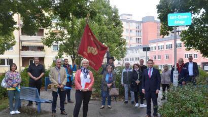 Bild: Kunz
Am Kurt-Eisner-Platz erinnern die Weidener Genossen an die Wiedergründung der SPD Weiden vor 75 Jahren.