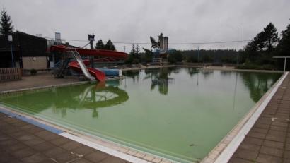 Bild: kro
Das Freibad Altglashütte ist dringend sanierungsbedürftig. Bei der Verwirklichung des angedachten „Natur- und Klimaverständniszentrums Silberhütte“ sollte es nach Ansicht von Bürgermeister Alfred Stier mit saniert werden – aber das könnte noch dauern.