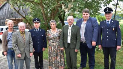 Bild: no
Glückwünsche zum 80. Geburtstag (von links): Brigitte Aufschneider (Obst- und Gartenbauverein Angfeld), Bruder Fritz Koch, Hans Pickel (Feuerwehr Angfeld), Ehefrau Margaretha Koch, Jubilar Richard Koch, Bürgermeister Dieter Dehling und Hans Schmidt (Feuerwehr Angfeld).
