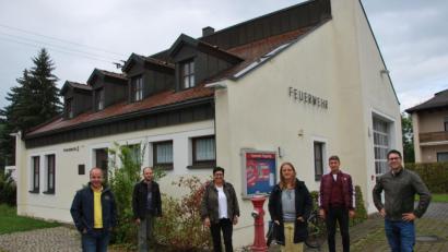 Bild: gsp
SPD vor Ort am maroden Feuerwehrgerätehaus in Raigering: Von links: Georg Erras (FFW Raigering), Thomas Penzkofer (FFW Raigering), SPD-Fraktionsvorsitzende Birgit Fruth, Simone Böhm-Donhauser, Florian Fuchs und Uli Hübner.