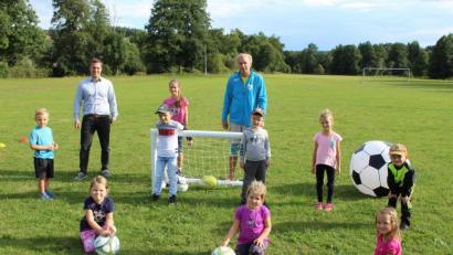 Bild: soj
Bild zeigt die fußballbegeisterten Kinder beim Ferienprogramm der DJK zusammen mit Trainer Robert Söllner (hi.v.rer.) und Bürgermeister Wolfgang Söllner auf dem Sportplatz der DJK Ebnath.