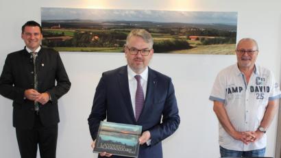 Bild: Hans Prechtl/exb
IHK-Geschäftsführer Markus Huber (Mitte) stattete im Beisein seines Vorsitzenden Hubert Döpfer (rechts) Landrat Thomas Ebeling einen Antrittsbesuch ab.
