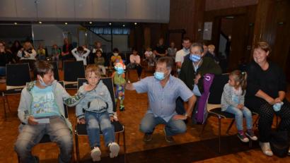 Bild: dob
Sogar der Kasperl darf nur mehr mit Mundschutz außer Haus. Trotzdem hatten alle 72 Kinder mit ihren Begleitern einen Riesenspaß beim Ferienprogramm der CSU in der Stadthalle.