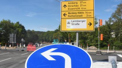 Bild: Gabi Schönberger
Linksrum geht's wieder. Dafür ist ab Dienstag die Straße geradeaus (Richtung Etzenricht) voll gesperrt.