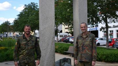 Bild: rti
Stabsfeldwebel Huberth Rosner (links) und Oberstleutnant Thorsten Klapp erläuterten, wie die Reservistenarbeit im Landkreis Tirschenreuth funktioniert.