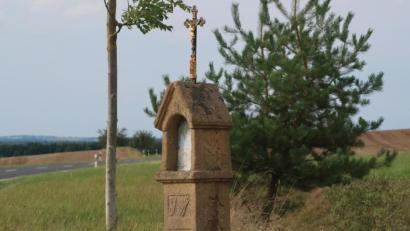 Bild: rha
Noch heute weist ein Marterl zwischen Ebersbach und Vilseck auf einen Unfall vor 130 Jahren hin. Der Bildstock am Gänsberg lädt zum Innehalten ein.