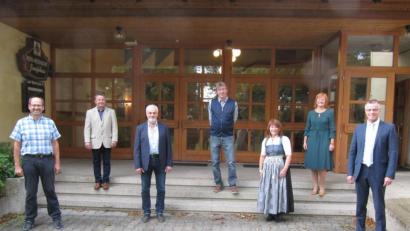 Bild: fg
Die im Frühsommer ausgeschiedenen Hirschauer Stadträte werden verabschiedet (von links): Michael Högl, Stefan Bauer, Franz Birner, Günther Schuster, Brigitte Groher und Kerstin Ackermann zusammen mit Bürgermeister Hermann Falk.