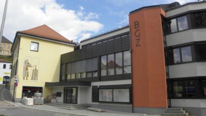 Bild: Wilhelm Amann
Ins Gebäude der ehemaligen Sparkasse, jetzt BGZ (Büro Gewerbe Zentrum) genannt, baut die Stadt das Archiv ein. Es wird im linken Teil des Erdgeschosses seinen Platz finden.