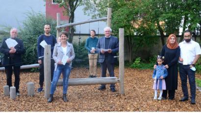 Bild: Kunz
Der interreligiöse Arbeitskreis legt einen Flyer auf, der muslimische Eltern ermutigen soll, ihre Kinder an christlichen Festen teilhaben zu lassen. Rechts Familie Yldirim, die sich voll integriert fühlt.