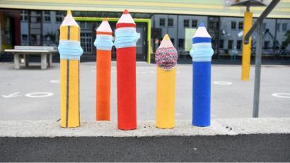 Bild: Gabi Schönberger
Bald werden statt der Stifte auf dem Pausenhof, wieder die ersten Schüler an der Grundschule in Neustadt Maske tragen. Das fällt den Kleinen gar nicht so schwer, sagt Schulleiterin Heike Merther.