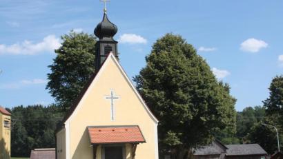 Bild: frd
Hunderte von Flur- und Kleindenkmälern, Dorfkapellen und Totenbrettern sind im Gebiet des Altlandkreises Oberviechtach verzeichnet. Aus diesem Fundus hat sich der frühere Kreisheimatpfleger Hubert Teplitzky verschiedene Wanderungen überlegt. Auch die schmucke Dorfkapelle in Mitterlangau bildet ein Etappenziel.