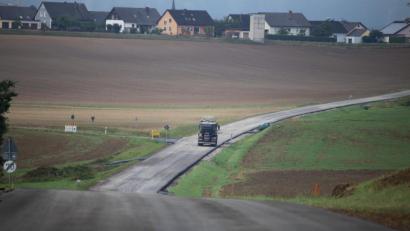 Bild: ral
Die Arbeiten an der Kreisstraße SAD 24 stehen vor dem Abschluss. Die neue Deckschicht ist weitgehend schon aufgezogen.