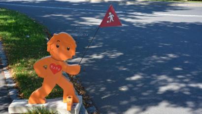 Bild: jr
Orange- und grünfarbene Warnfiguren mit Fähnchen mahnen ab sofort in einigen Bereichen in Pechbrunn dazu, das Tempo zu verringern.