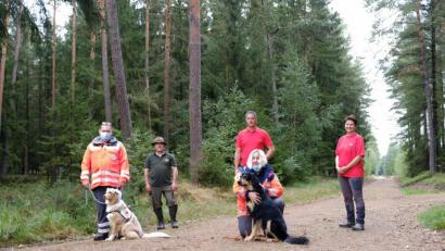Bild: Helga Przetak/exb
Wie arbeiten Rettungshunde und wie trainieren sie? Die Schwarzenbacher Kinder beobachteten die BRK-Hundestaffel, die ihr Können zeigte.