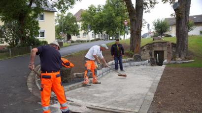 Bild: bkr
Letzte Hand legten die Bauhofmitarbeiter am Dienstag am Eingangsbereich des Felsenkellers an. Quarzsand kehrten sie in die Pflasterfugen ein.