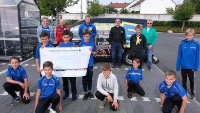 Bild: usc
Spendenübergabe im Edeka-Markt an der Pfistermeisterstraße (hinten, von links) Laura Mois vom SV Raigering, Alfred Scherm vom SC Germania Amberg, Stefan Ottmann vom SV Raigering, Firmeninhaber Manfred Wiesmeth, Marktleiterin Signore Wittmann und Ewald Vater vom FC Schlicht.