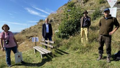 Bild: Eichl
Schäfer Thomas Müller (Zweiter von rechts) weiß Naturpark und Politik hinter sich: Biologin Mathilde Müllner, Bürgermeister Thomas Meiler und der Naturpark-Ranger Heiko Hoffmann (von links). Zwischen Meiler und Müller sieht man einen einjährigen Ahorn, der erahnen lässt, wie schnell der Schlossberg zugewachsen wäre, würden die Schafe die Felslandschaft nicht offen halten.