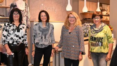 Bild: gf
Seit vergangenen Donnerstag beraten (von links) Aurelia Däbritz, Gabriele Schuller, Filialleiterin Kerstin Schmid und Karin Drexl in der neuen Filiale von Liberty Damenmoden.