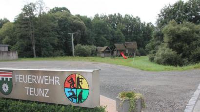 Bild: frd
Als möglicher Standort für einen neuen Spielplatz ist auch das Gelände neben dem Teunzer Feuerwehrhaus ins Spiel gebracht worden. Nun sollen der Platzbedarf der Wehr und eine mögliche Hochwasser-Gefährdung abgefragt werden.