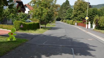 Bild: jr
Es bleibt dabei: In der Mitterteicher Straße in Pechbrunn ist weiterhin eine Geschwindigkeit von 50 km/h erlaubt, auch eine Rechts-vor-links-Regelung wird es nicht geben. Stattdessen sollen die kürzlich aufgestellten grün- und orangefarbenen Warnfiguren für eine Verlangsamung des Verkehrs sorgen.