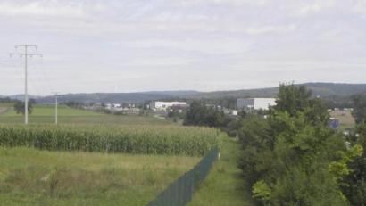 Bild: Wilhelm Amann
Die Photovoltaikanlage entsteht bei Perschen auf der westlichen Seite der A 93: ab dem Maisfeld beim Pfreimder Wasserwerk (eingezäuntes Grundstück) entlang der Autobahn in Richtung Rastplatz (Hintergrund).