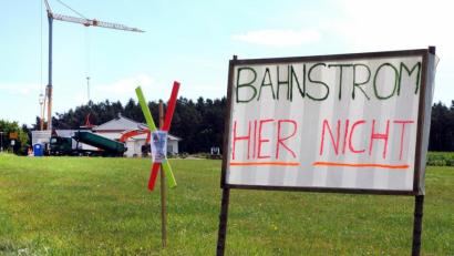 Bild: Stephan Huber
Wie hier im südlichsten Sulzbach-Rosenberger Stadtteil Prohof würde die geplante 110-kV-Stromleitung der Bahn nicht nur die Natur belasten, sondern auch die Menschen: Die Trasse liefe direkt an einem Neubaugebiet vorbei.