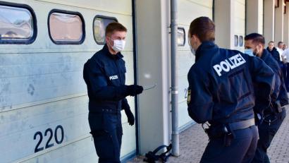 Bild: exb
Was tun, wenn wir mit einem Messer bedroht werden? Das will für die jungen Polizeischüler geübt werden. Auch bei 30 Grad im Schatten schon am Vormittag und coronagerecht geschützt.