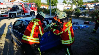 Bild: mde
In Kleingruppen übten die Aktiven der Kemnather Feuerwehr unter anderem das Vorgehen bei Verkehrsunfällen.