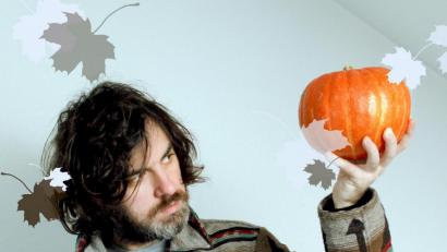 Bild: Kati von Schwerin
Gregor McEwan ist schon herbstlich gestimmt. Am 24. September eröffnet er die "klein & Kunst"-Saison.