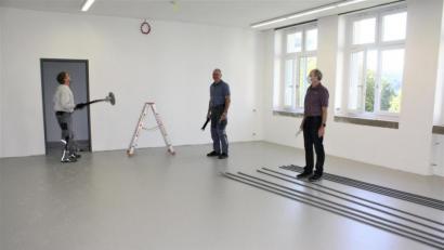 Bild: lg
Schulleiter Ludwig Pfeiffer (rechts) nimmt den neuen Computerraum in Augenschein. Dort wurde während der Sommerferien bis zuletzt gearbeitet, bevor die Ausstattung mit den Geräten erfolgt.