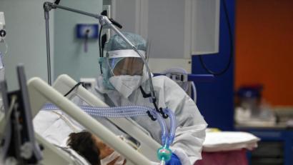 Bild: Cecilia Fabiano/dpa
Das medizinische Personal der Intensivstation der COVID-19-Klinik Casalpalocco am Stadtrand von Rom kümmert sich um die Patienten. Italien registrierte am Donnerstag knapp 1.400 neue Fälle, 71 mehr als am Vortag.