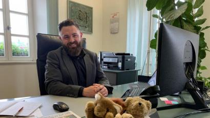 Bild: kmo
Für den größten Medienrummel seit Beginn von Sebastian Dippolds Amtszeit als Neustädter Bürgermeister sorgte Schnuffel, der kleine Kuschelhase (vorne, grün), den der Bürgermeister auf einer Radtour gefunden hat. Da sein Besitzer nicht aufgetaucht ist, hat der Hase einen festen Platz an Dippolds Schreibtisch.