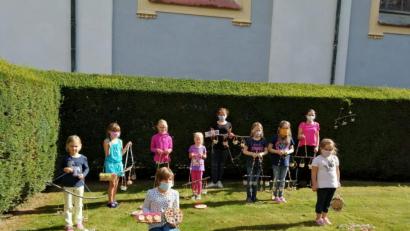 Bild: Markus Scharnagl/exb
Kreativität haben zehn Kinder beim Basteln im Ministrantenheim gezeigt. Angefertigt haben sie unter Anleitung beispielsweise Windspiele, Türanhänger und Hängeleuchten.